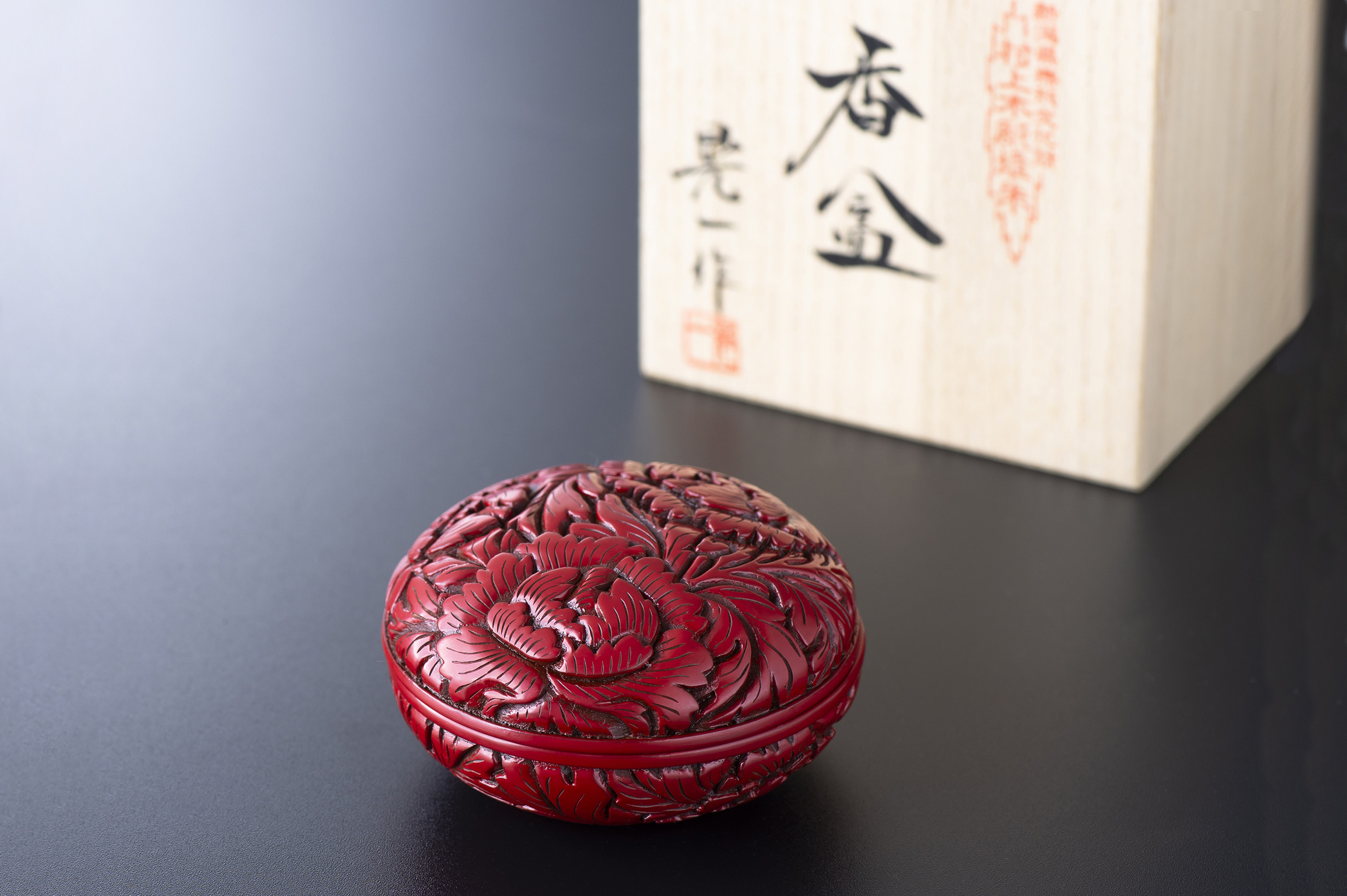 E4038 村上木彫堆朱 香合（牡丹唐草）｜マイナビふるさと納税