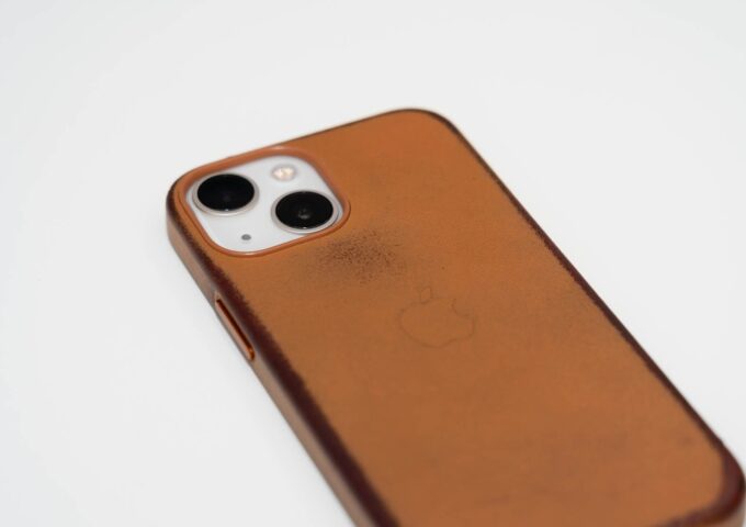 iPhone 12シリーズ純正『レザーケース』を1年使ってみたレビュー。経年