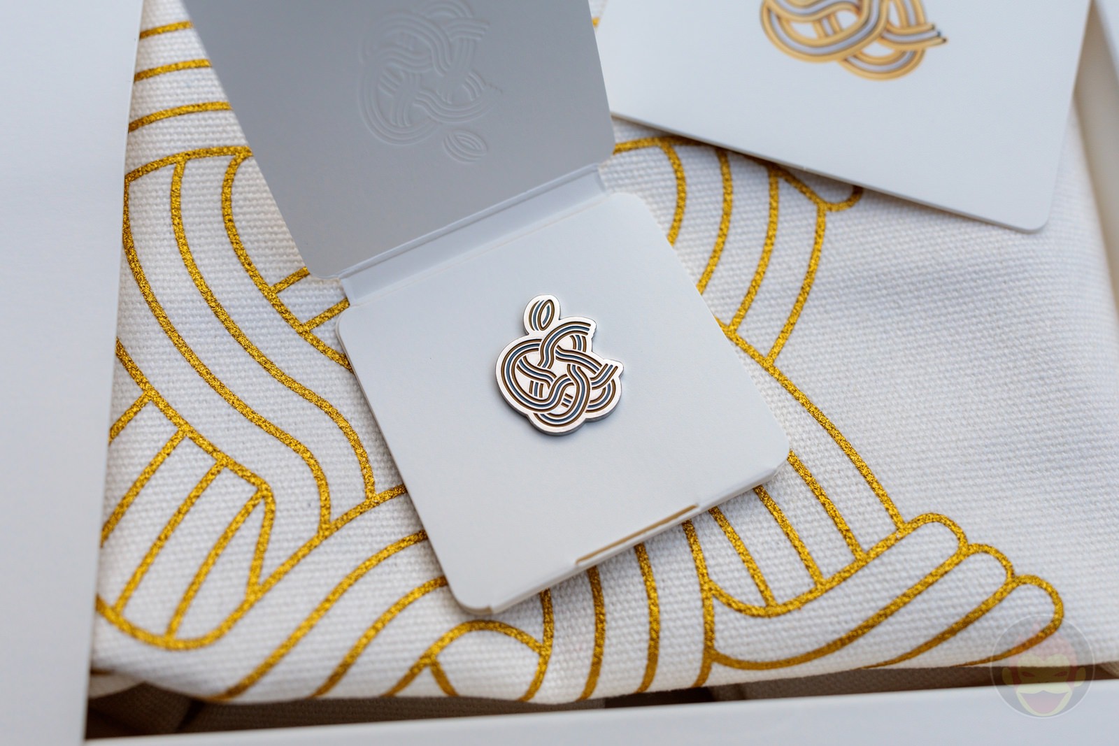 写真で見るApple銀座のオープン記念ノベルティ。トートバッグなど3点