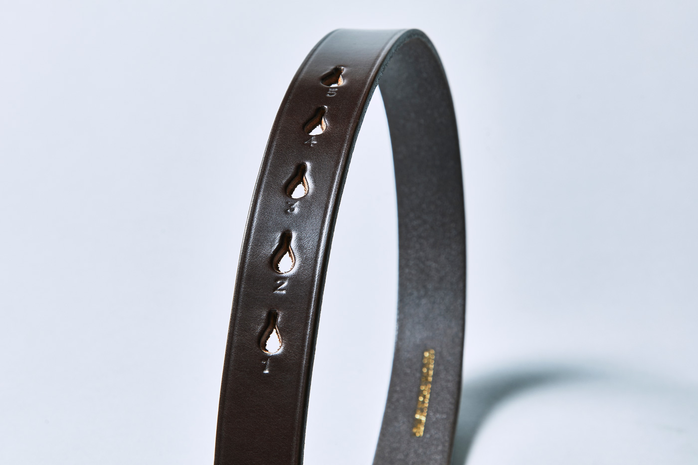 いま注目のキーアイテム｜STIRRUP BELT - ブライドルレザーの名門