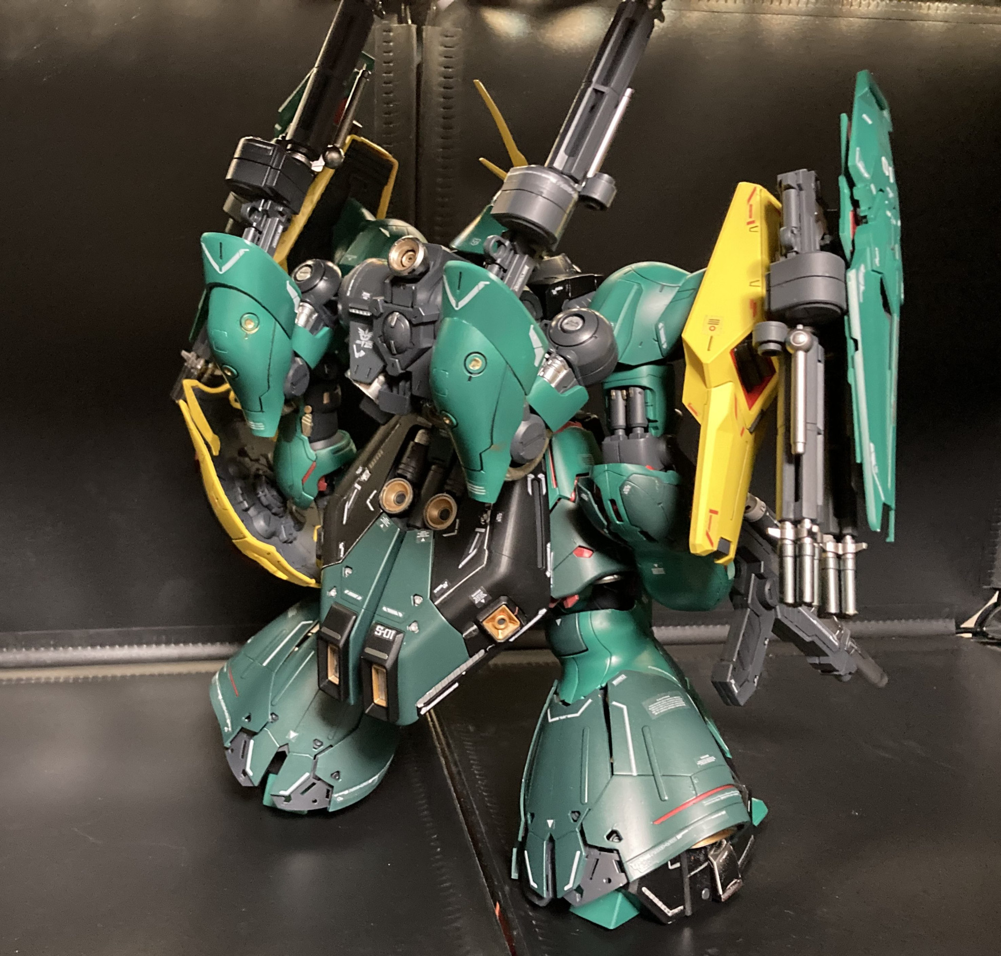 RE/100ヤクト・ドーガ＋MGサザビー ミキシング全塗装｜SOLIDさんの