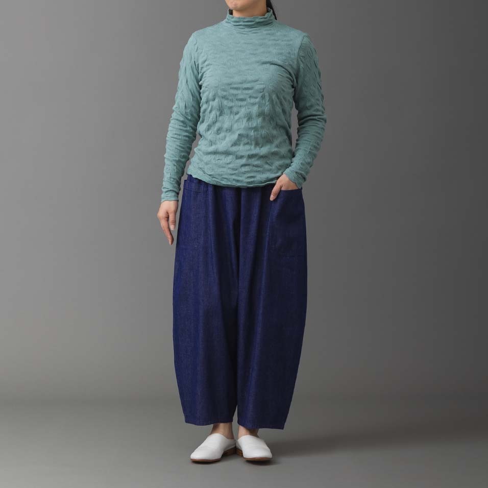 三綾ナチュラルデニムパンツ山芹（やませり） | 石見銀山 群言堂