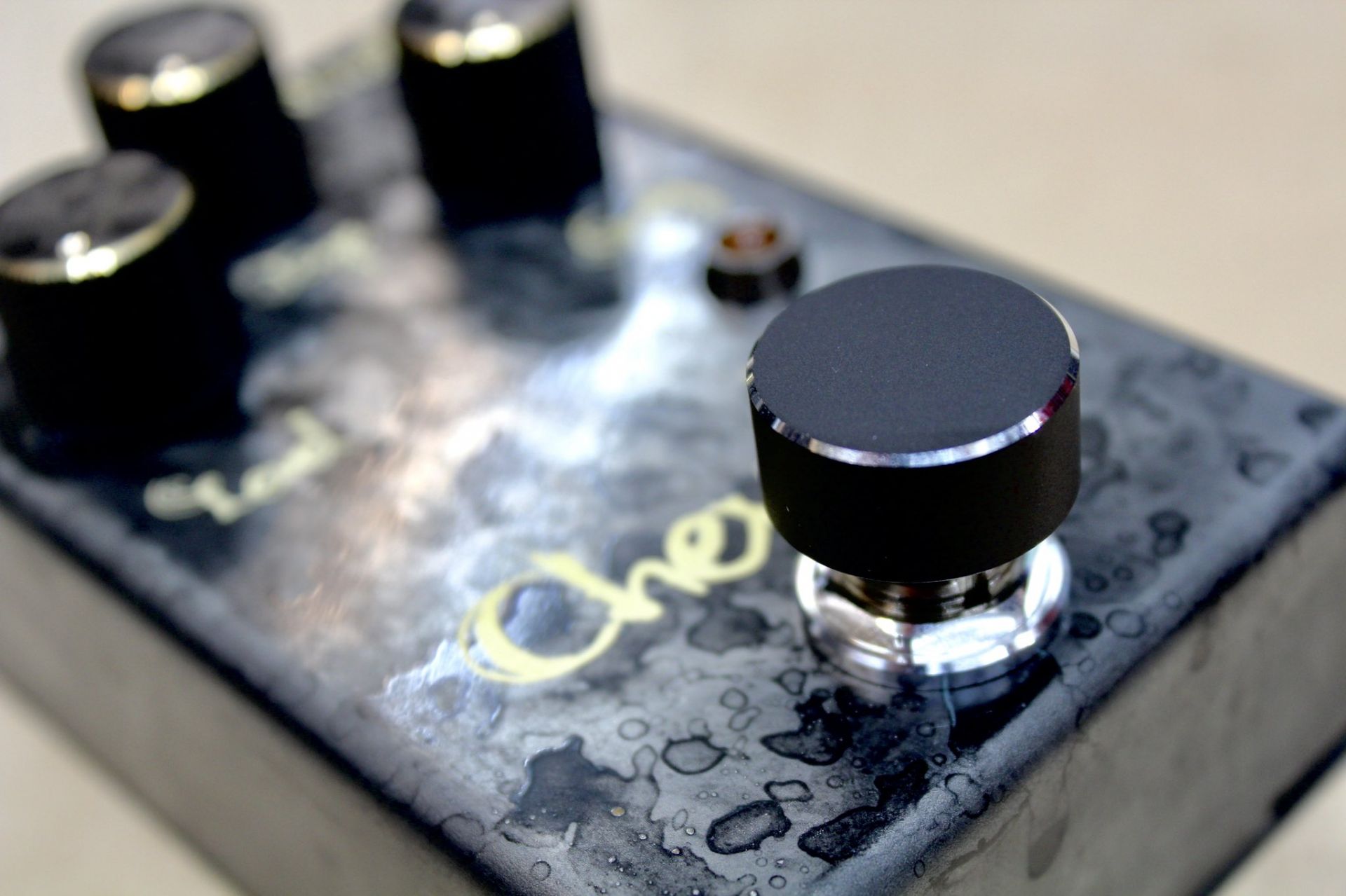 Mireille Chevalier｜高品質なノブで有名なHATAのエフェクターブランド