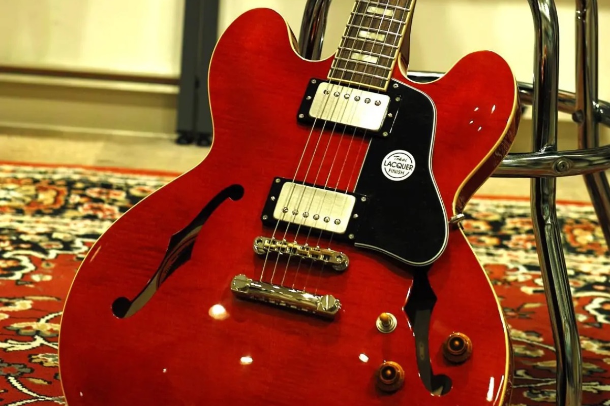 国産の確かな造りと英国のスピリットを融合したセミアコ｜ギターマニア