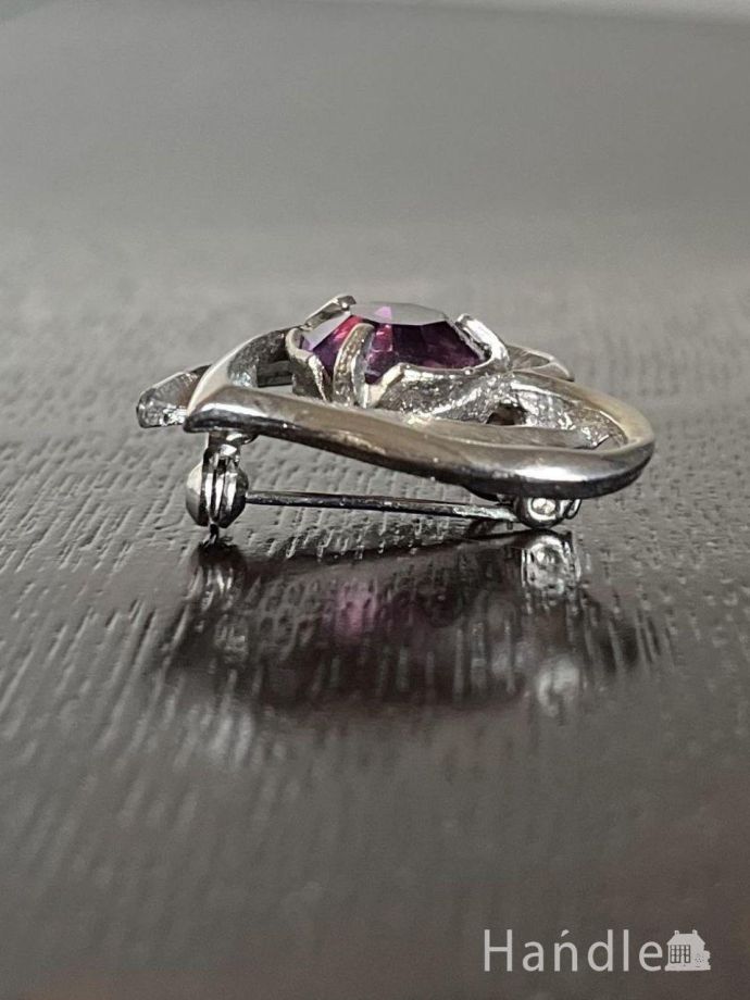 ハートの形が可愛いビンテージアクセサリー、パープル色の石が輝く