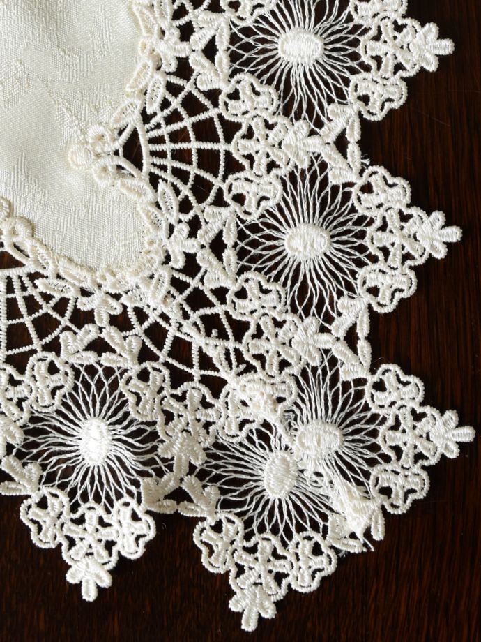 フレンチアンティーク調のおしゃれなドイリー、手刺繍風の華やかな