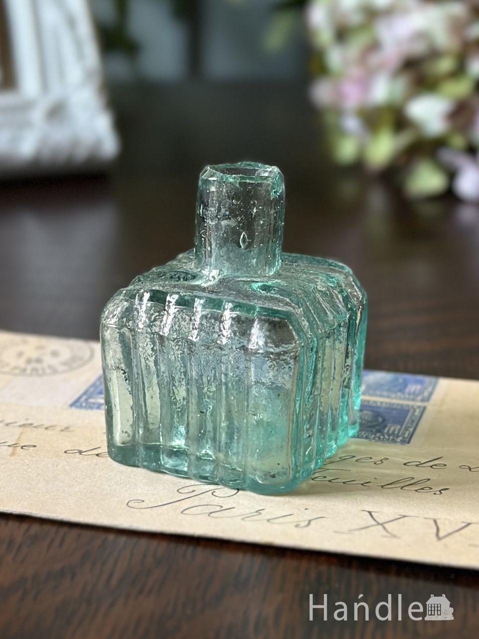 爽やかなブルー色が美しいインク瓶、ヴィクトリアンアンティークの