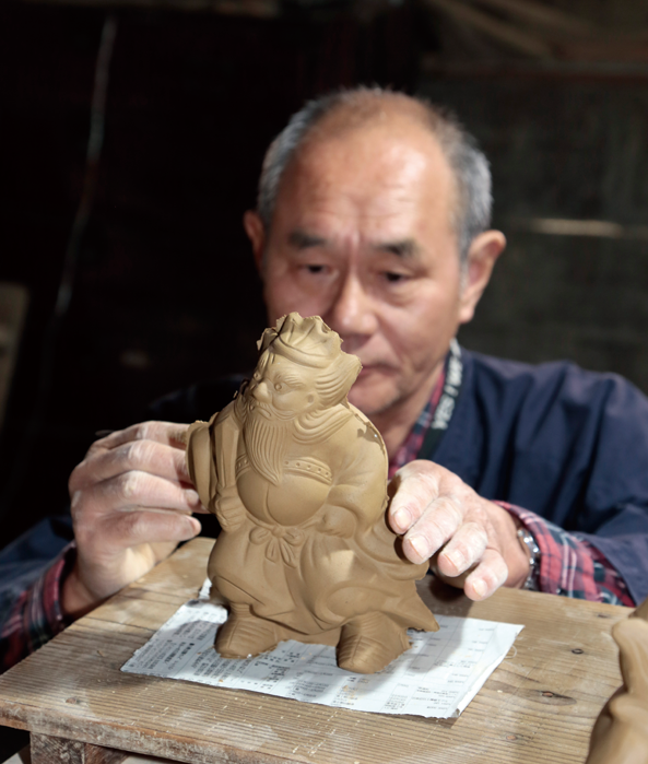 屋根の上で厄を除ける鍾馗さん。京都で唯一の作り手は、瓦職人