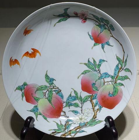 邪気には桃を。（18世紀・雍正帝時代の絵皿）