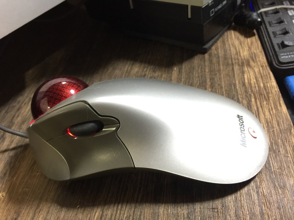 入力デバイスマニアが血眼になって探す逸品、MICROSOFT TRACKBALL