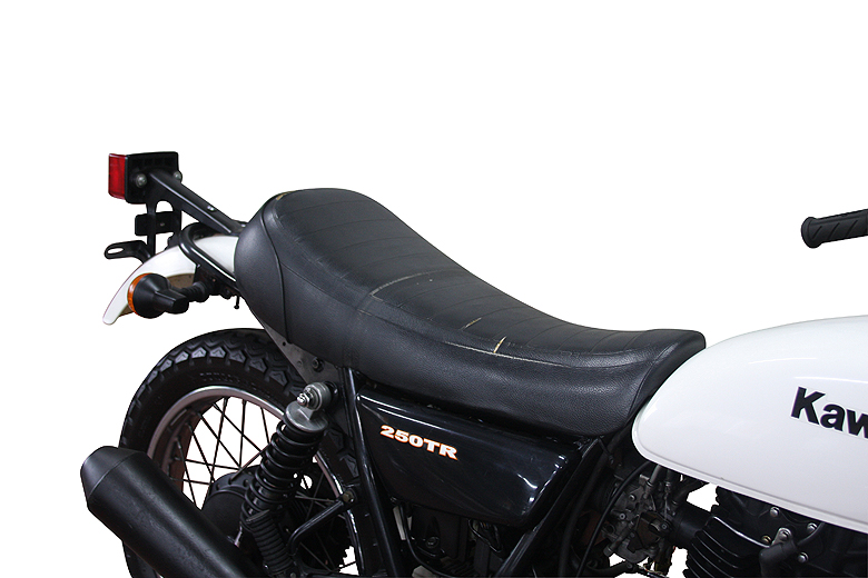 250TR カスタムシートカバー ブラック/タックロール | オートバイの