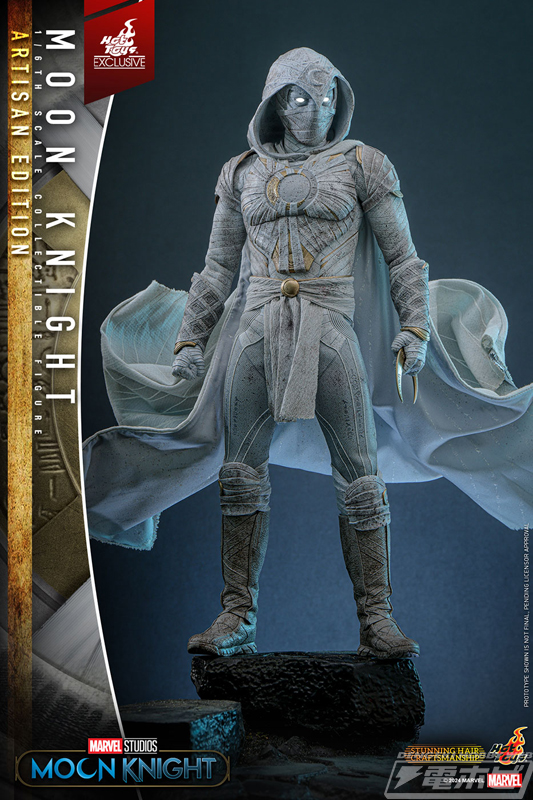 ドラマ『ムーンナイト』より、白いスーツとマントを纏った「ムーン