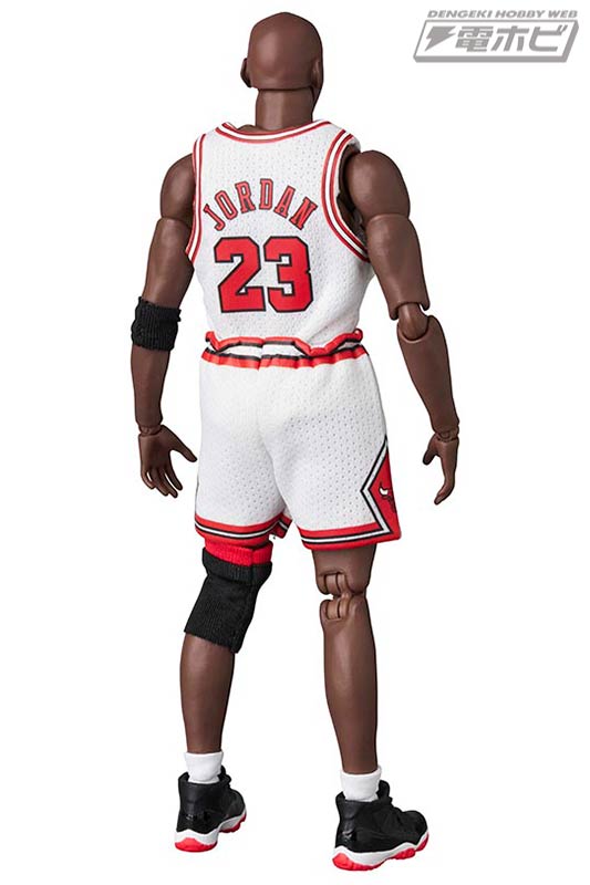 NBAシカゴ・ブルズのホームユニフォームを着た「マイケル・ジョーダン