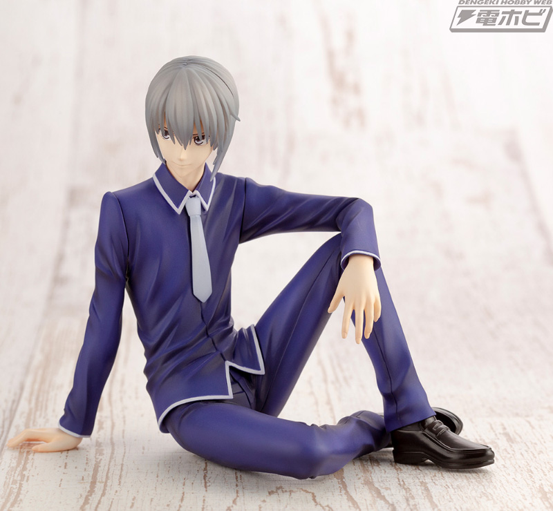 たおやかに座り微笑む姿はまさに王子様！『フルーツバスケット』草摩