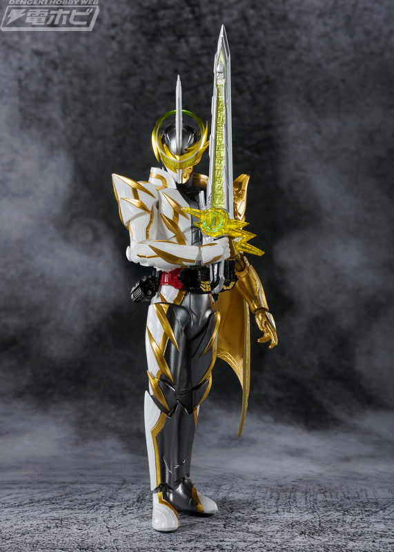 黄雷抜刀！稲妻のごとく敵を切り裂く黄金の剣士・仮面ライダー