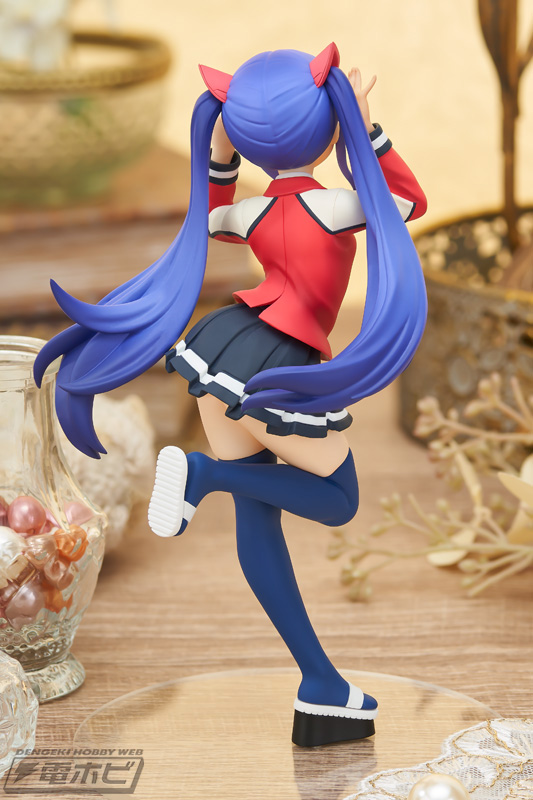 お馴染みの赤いブレザー＆ミニスカート姿で登場！『FAIRY TAIL