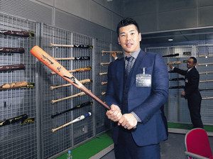 巨人】炭谷銀仁朗「移籍が決まったのでオレンジで」用具一式Gカラーに