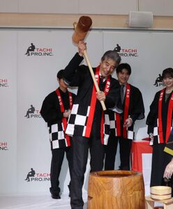 法被でハッピーニューイヤー」舘ひろしが達成したい「石原裕次郎さん