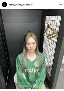 NiziU・リオ、スポーティーな衣装が素敵！緑づくしのオフショ公開