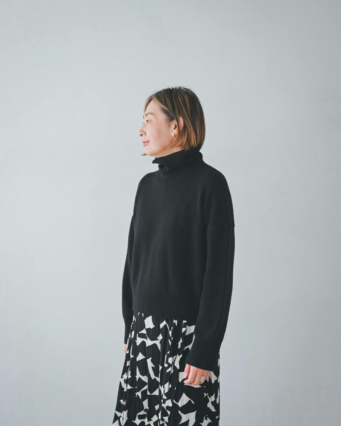 着用レビュー】カシミヤシルク混のタートルネックニットをスタッフが