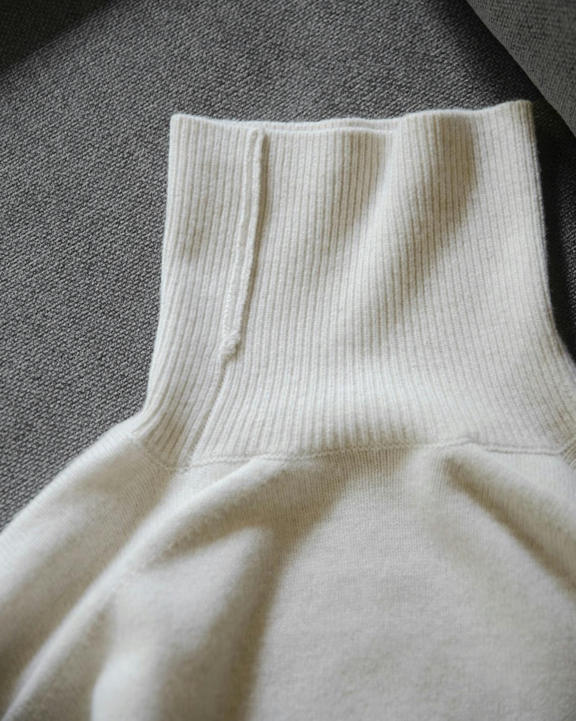 やわらかに包むカシミヤシルク混のタートルネックニット - 北欧