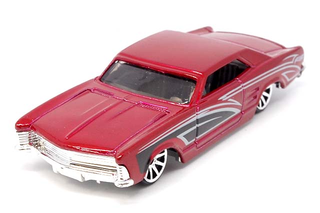 64 RIVIERAのレビュー。全長5mオーバーなのにパーソナル向けな高級