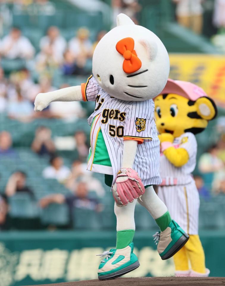 甲子園にハローキティ登場！かわいさ満点の始球式にファン拍手 背番号