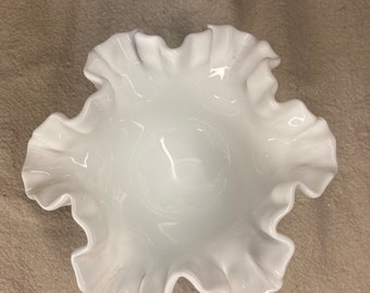 フェントン ホブネイル ホワイト ミルクガラス 花瓶：フリルエッジ