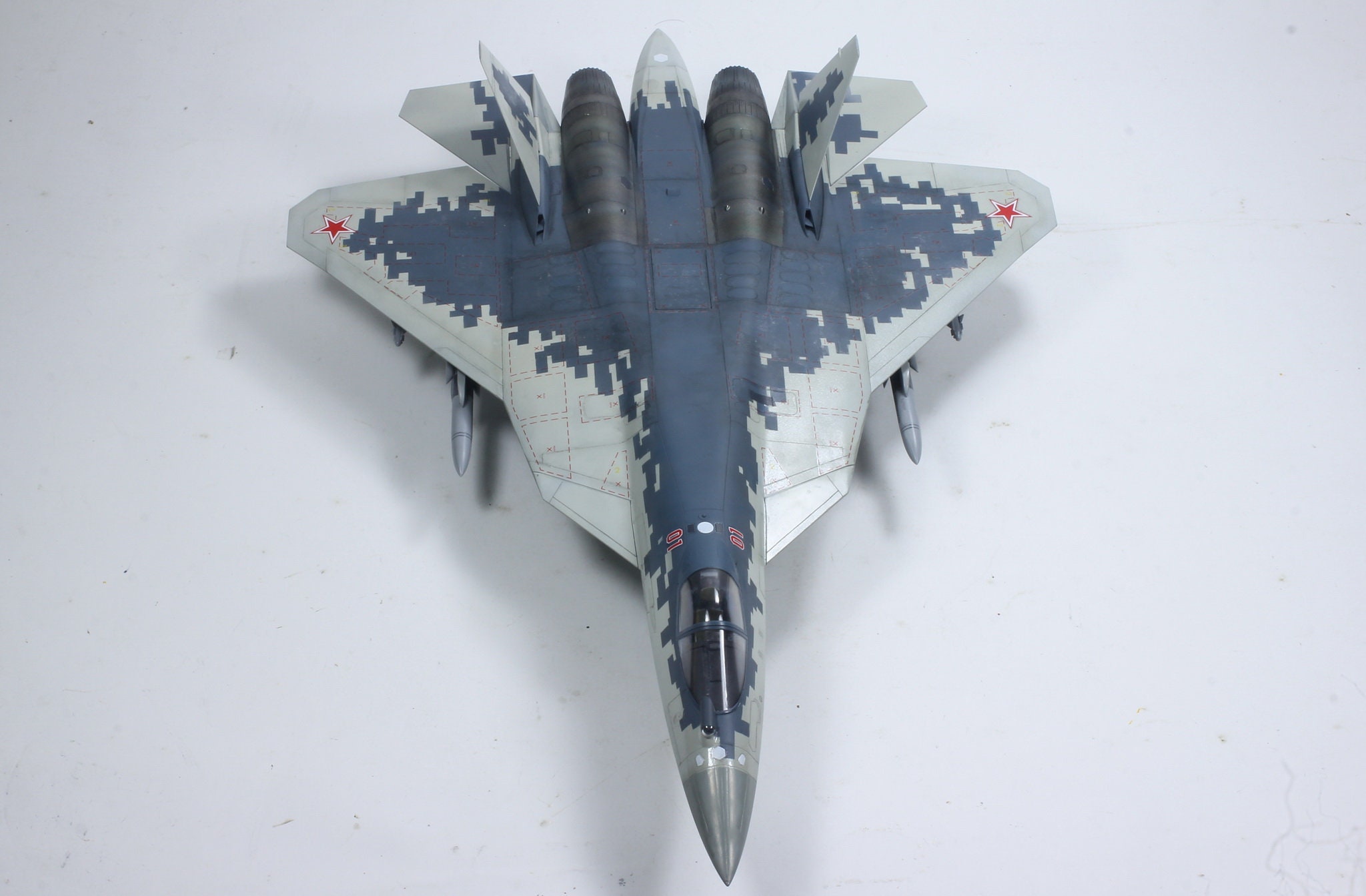 ロシアのSU-57フェロン現代戦争1:48（プロのスキルによる組み立てと