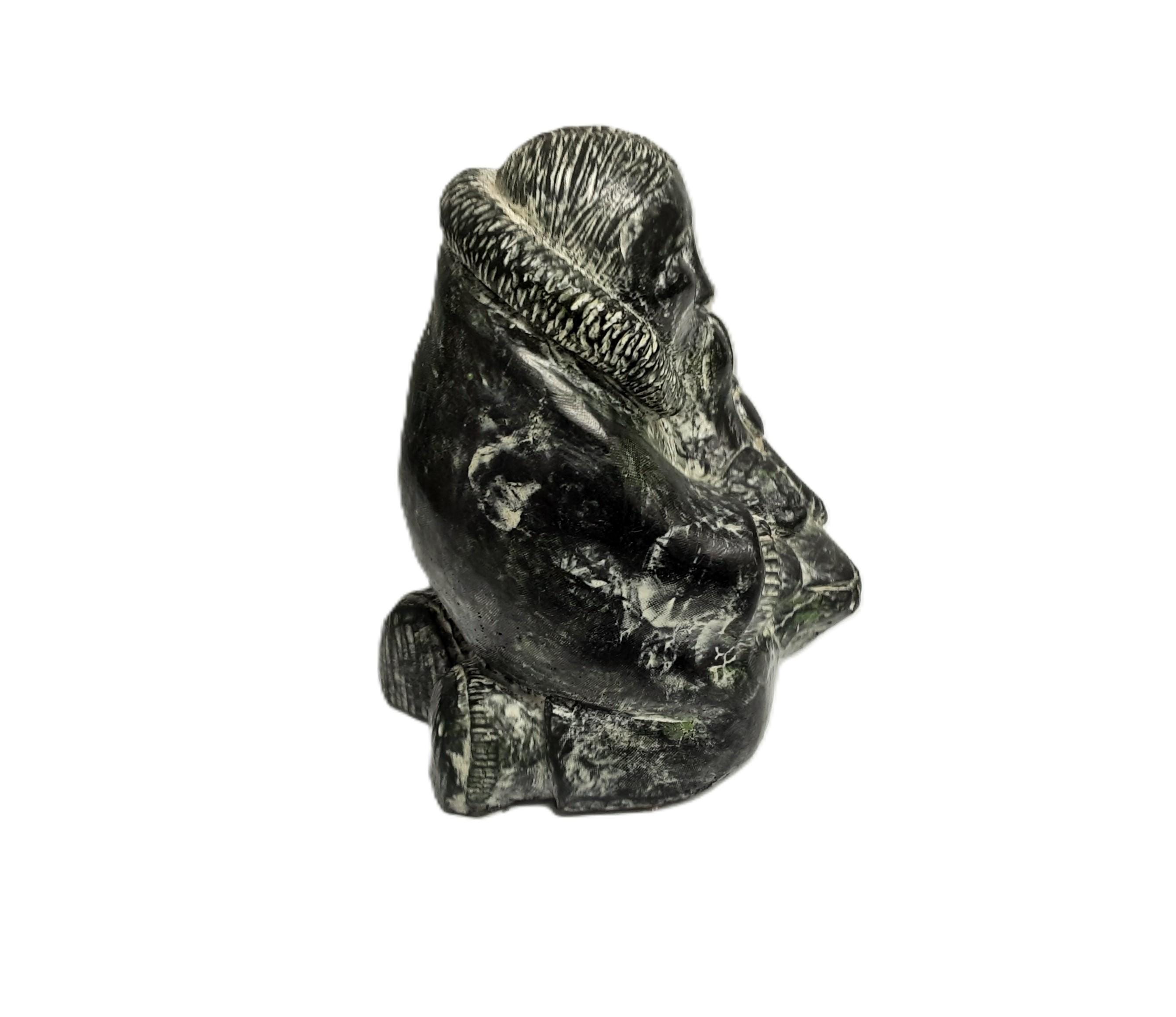 ヴィンテージソープストーン彫刻：印章付きイヌイットハンター - Wolf