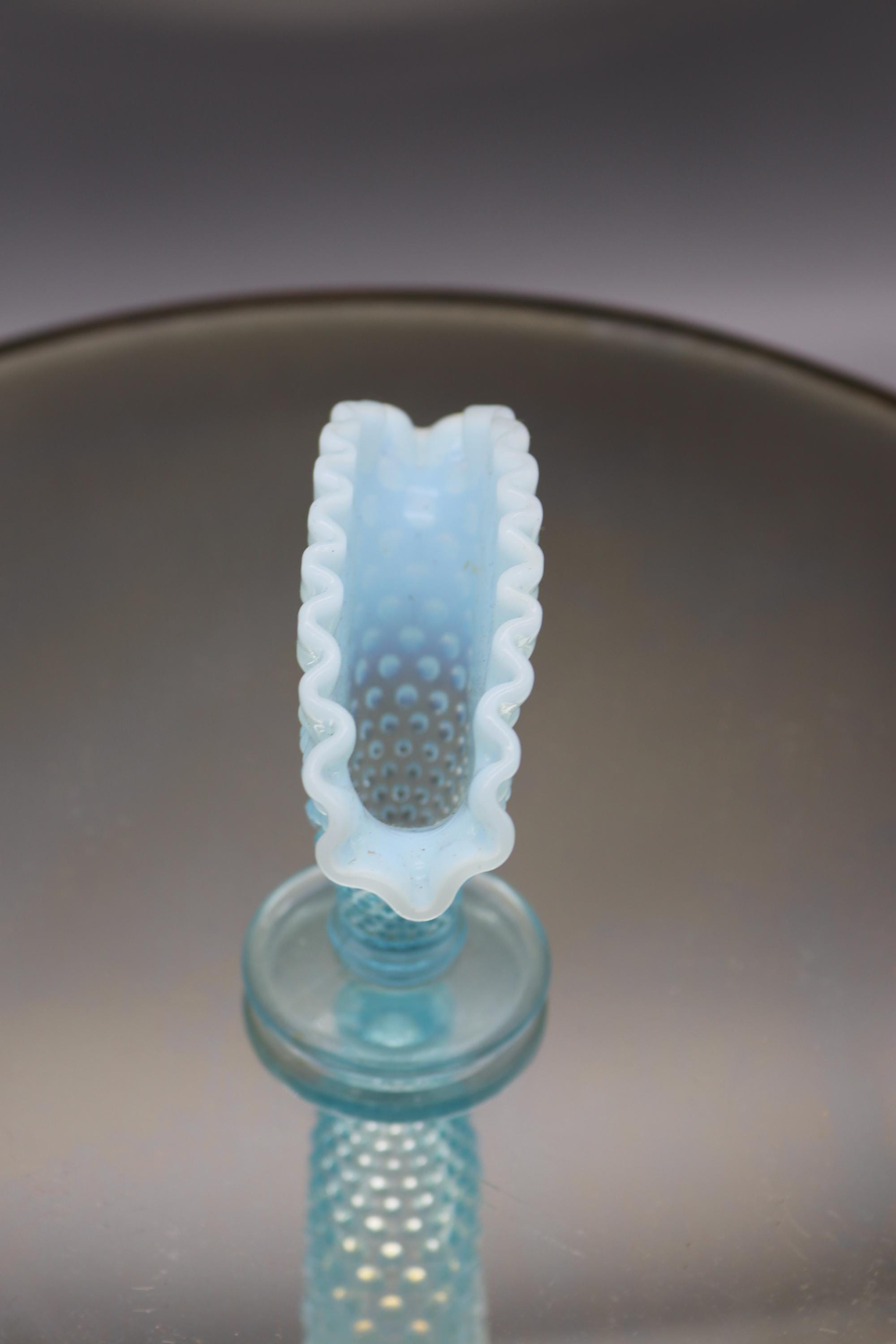 ヴィンテージ フェントン ブルー オパールセント ホブネイル フリル