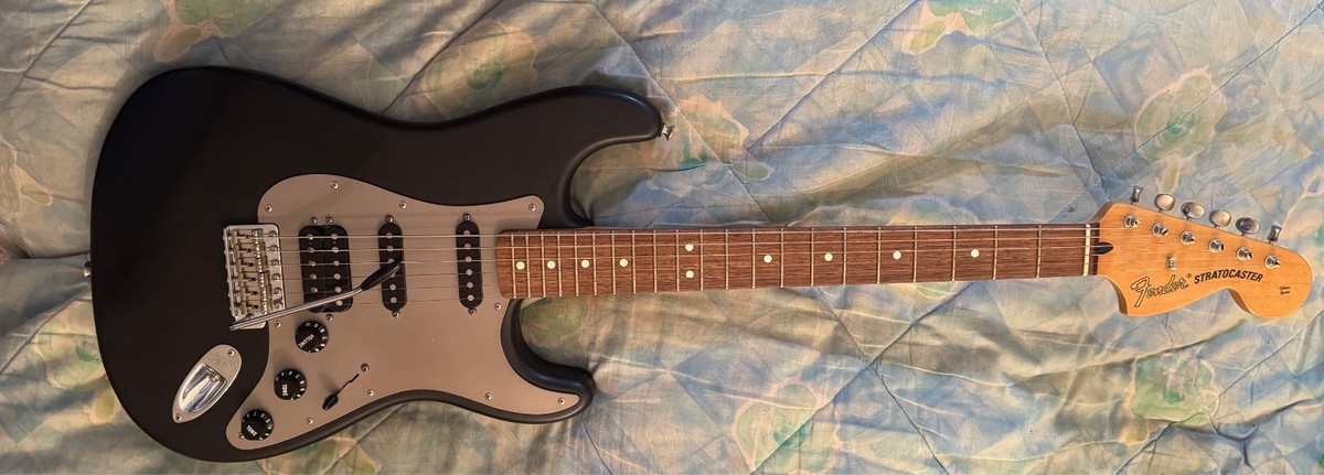 2002 FENDER Stratocaster Deluxe HSS electric guitar MEXICAN - GUN