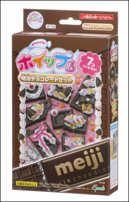 きのこの山」「たけのこの里」や「アポロ」を使ってアクセサリーを