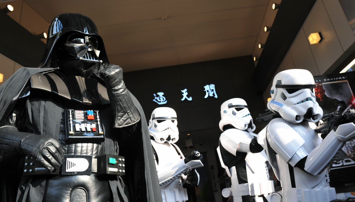 ダース・ベイダーとストーム・トルーパーが大阪「通天閣」を占領する一