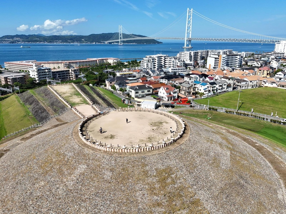 令和の住宅街に溶け込んだ巨大な前方後円墳 神戸・五色塚古墳の復元