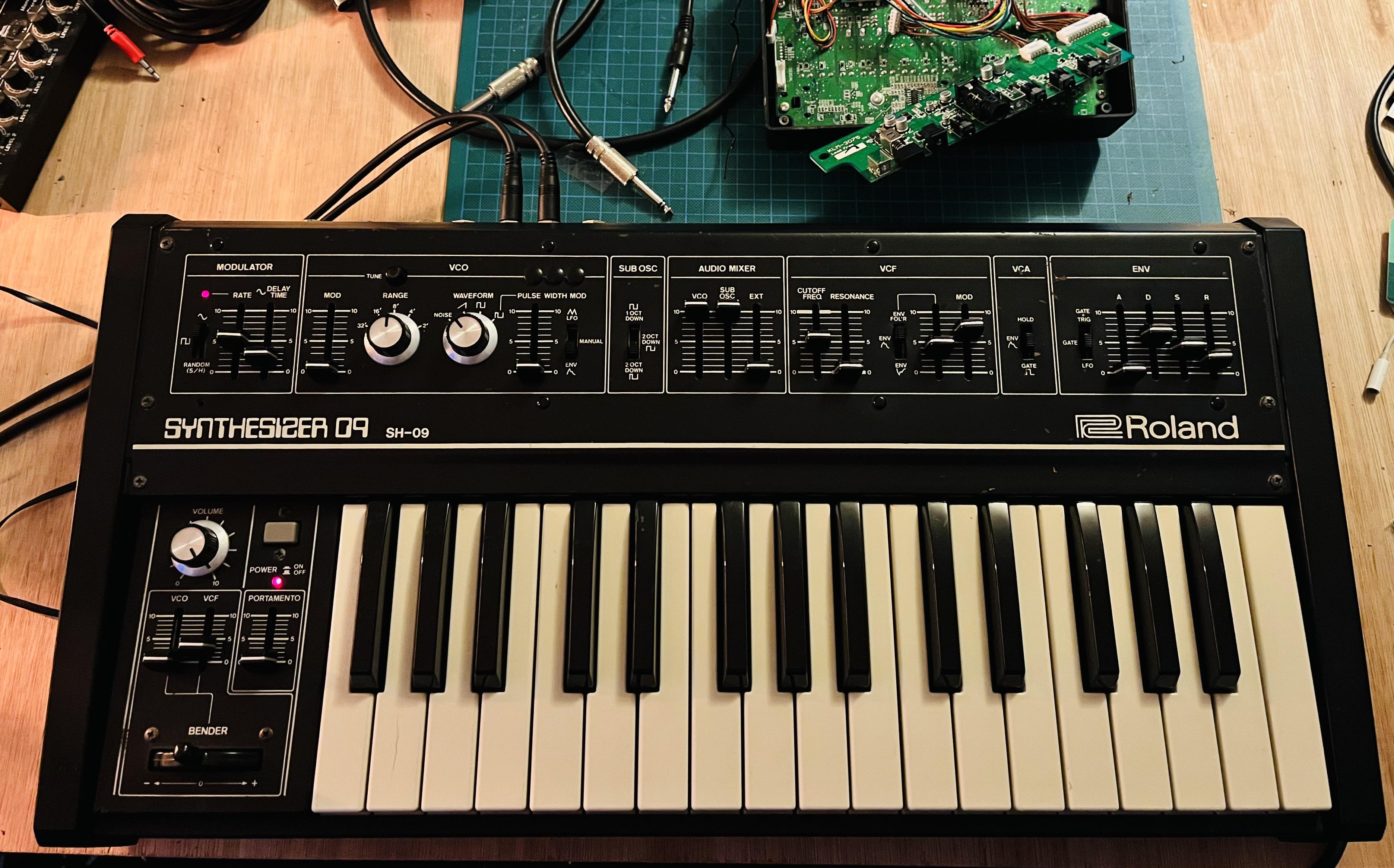 スタジオに新しい仲間、Roland SH-09 : r/synthesizers