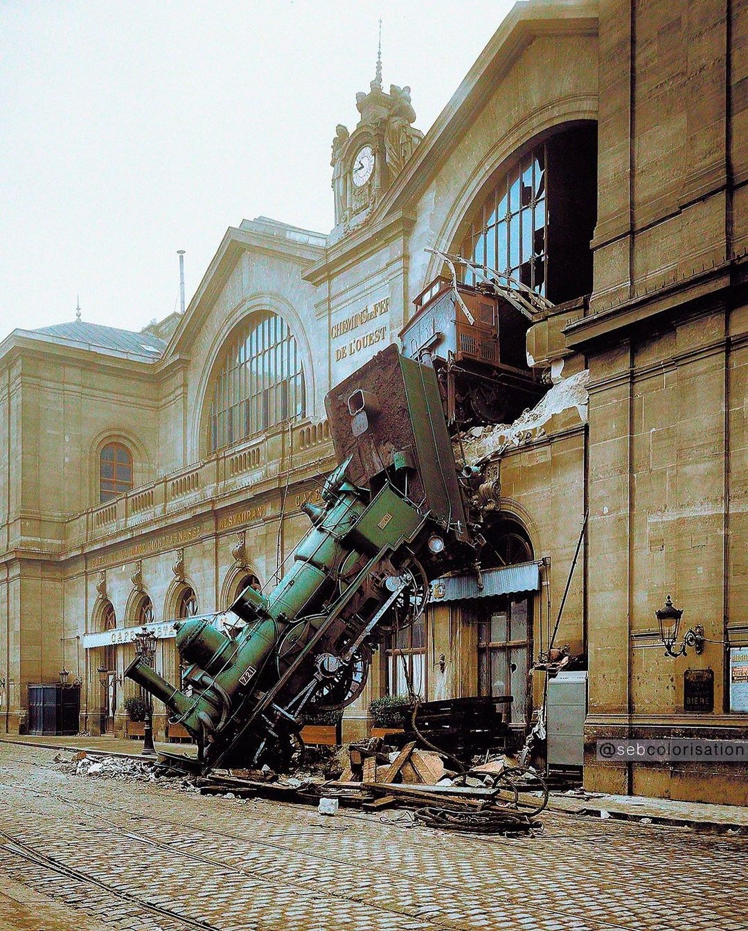 1895年10月22日、フランスのパリにあるモンパルナス駅での列車事故の