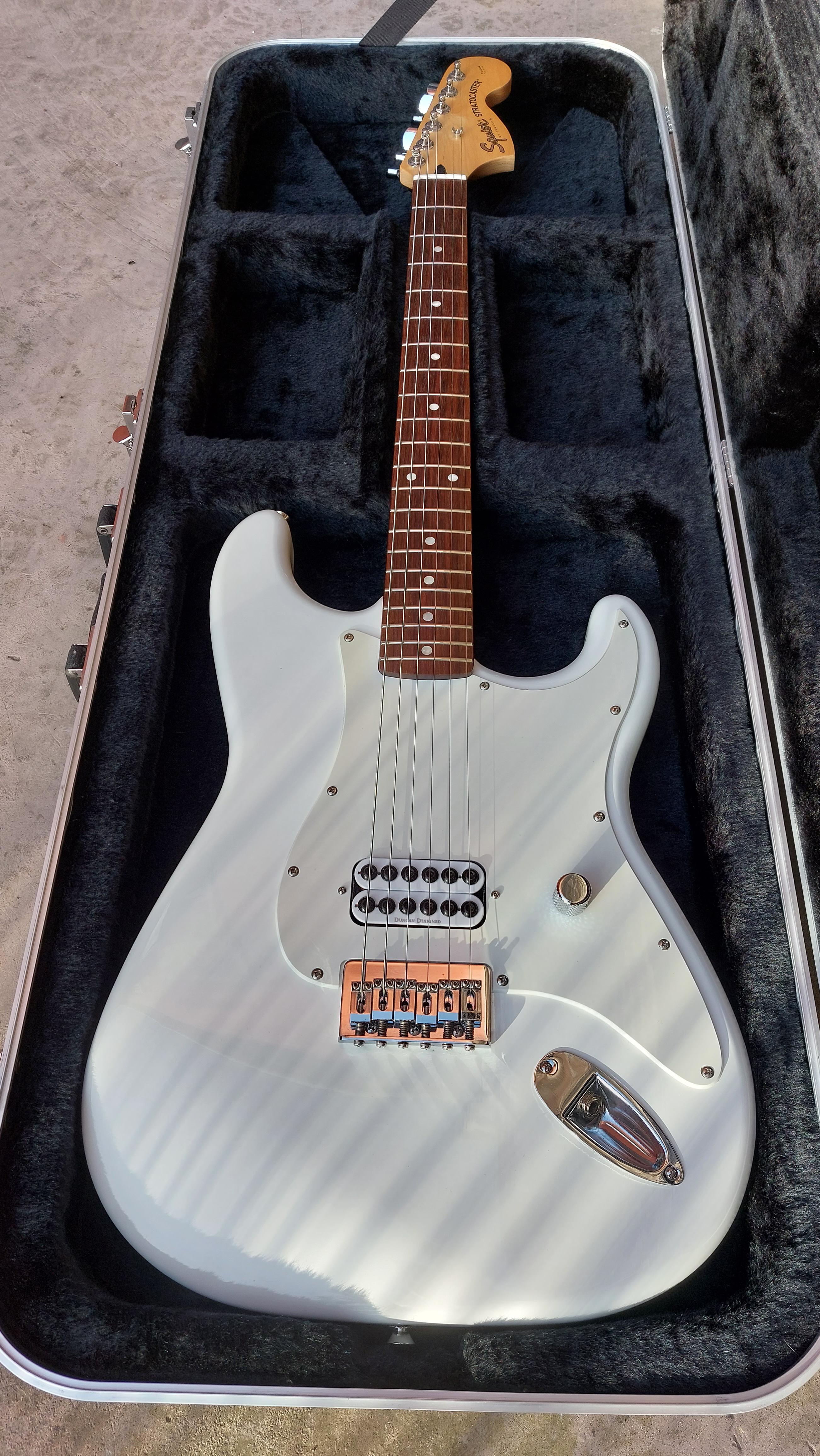 Polar White の Squier Tom Delonge Stratocaster (2002 年) : r