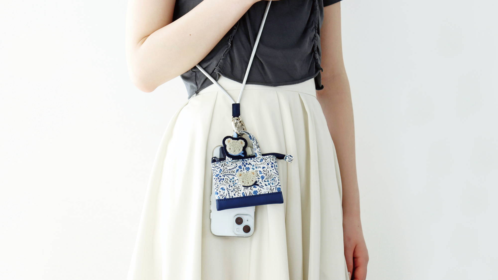 大人気のショルダーストラップやミニバッグチャームが、新たな