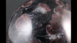 ガーネット イン ヌーマイト 丸玉 62mm｜天然石 通販のキラリ石