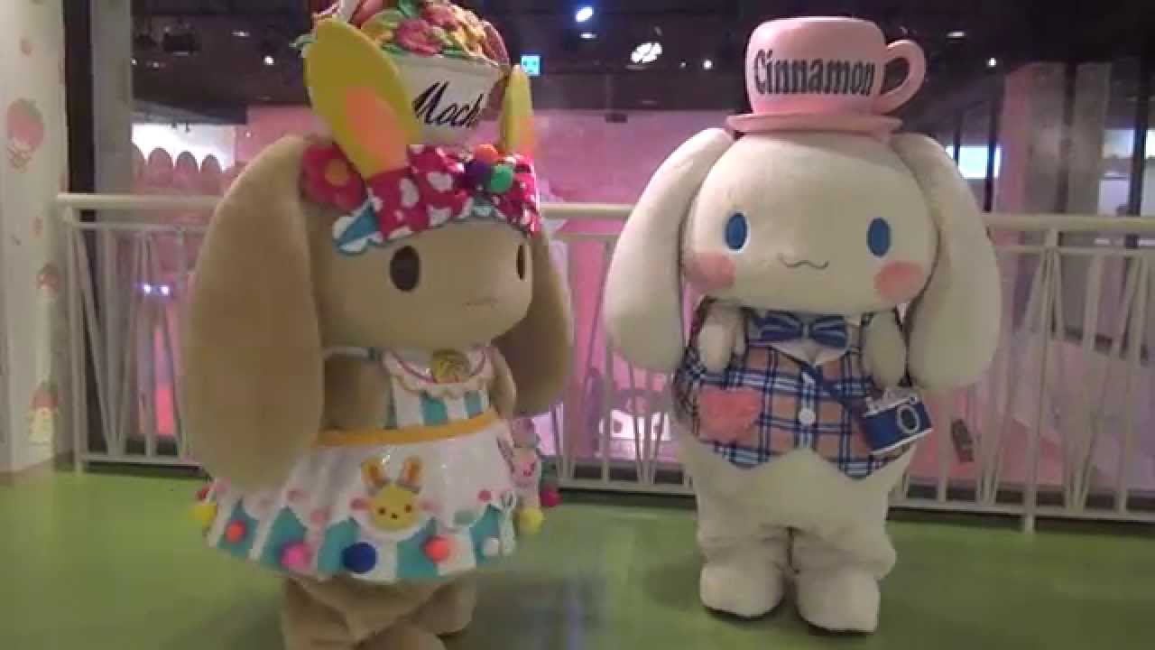 サンリオピューロランドでしっぽを振るシナモンと隠れて遊ぶモカ