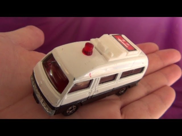 絶版トミカ No.75 日産キャラバン パトロールカー - YouTube