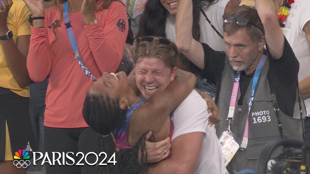 Hunter Woodhall goes WILD for wife Tara during long jump final