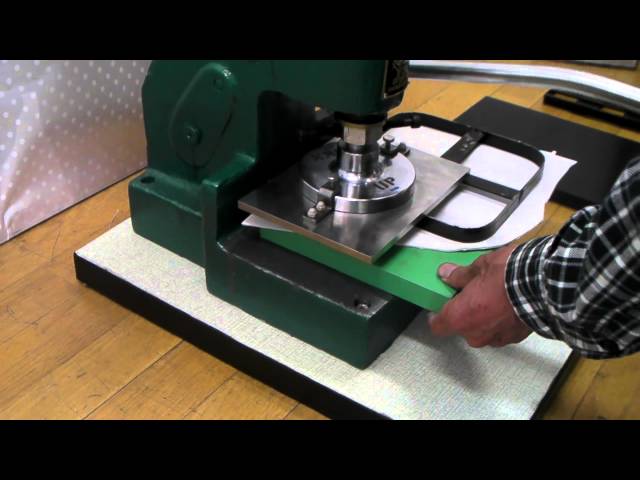 □DANGUMAN・手動式革裁断機（レザークリッカー）！ - YouTube