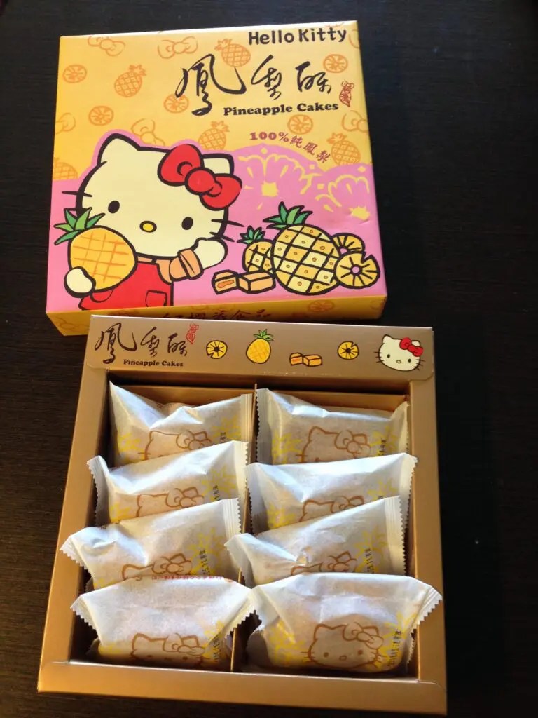 紅櫻花食品』のパイナップルケーキ2種食べ比べ。キティちゃんは侮れ