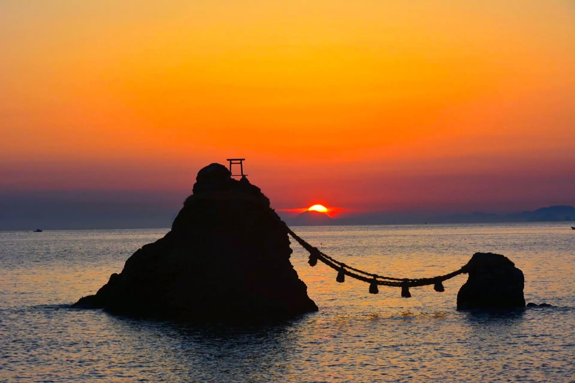 夫婦岩でダイヤモンド富士（王冠富士） | ニッポン旅マガジン