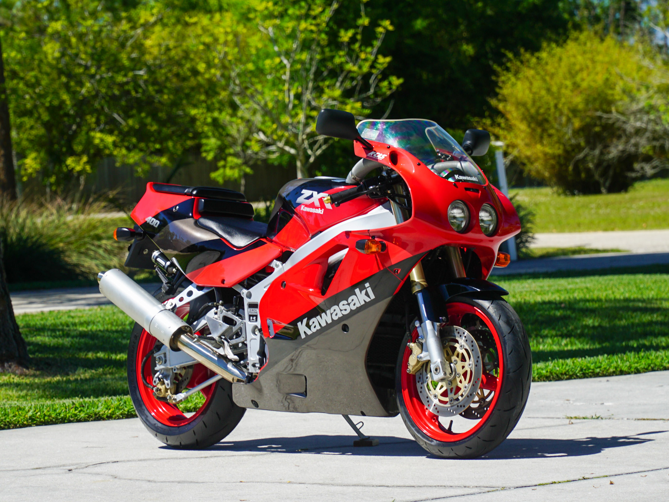 1989 Kawasaki ZXR400 with 2,300 Kilometers – Iconic Motorbike Auctions