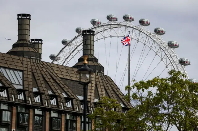 イギリスの服喪期間終わる 政府庁舎の国旗は通常の高さに - BBCニュース