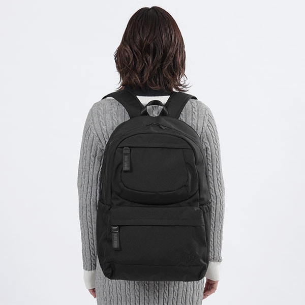 マリークヮント（MARY QUANT）/オールブラックシンプルロゴ リュックL
