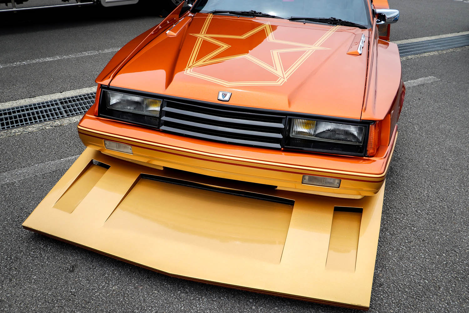 懐かしの街道レーサー風の日産「レパード」参上！ 65センチのデッパに